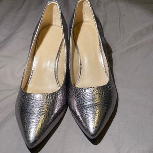 KARL LAGERFELD PARIS Textured Leather Pumps Size: 6.5